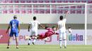 Kiper Persikabo 1973, Syahrul Trisna Fadillah menepis bola saat menghadapi Arema FC dalam laga pembuka Piala Menpora 2021 di Stadion Manahan, Solo, Minggu (21/3/2021). Persikabo 1973 sementara unggul 1-0 di babak pertama. (Bola.com/M Iqbal Ichsan)