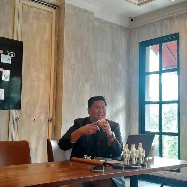 Dokter spesialis ortopedi dan traumatologi konsultan lutut dan pinggul Ricky Edwin P Hutapea mengatakan ada dua faktor yang menentukan pengobatan nyeri lutut osteoartrititis (OA) perlu dioperasi.