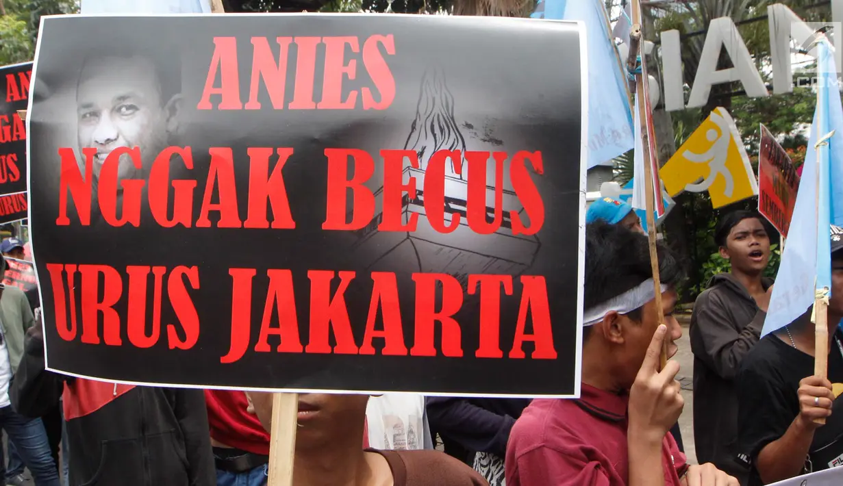Massa dari Pergerakan Pemuda Jakarta (PPJ) melakukan aksi unjuk rasa di depan Balaikota, Jakarta, Senin (5/11). PPJ mengkritik penataan pedagang kaki lima yang kembali semerawut. (Merdeka.com/Arie Basuki)