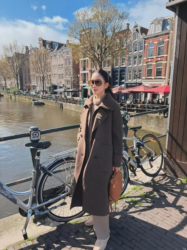 Potret Romantis Bunga Zainal dan Suami Liburan di Eropa, Andalkan Busana Earth Tone dan Backpack Rp63 Jutaan