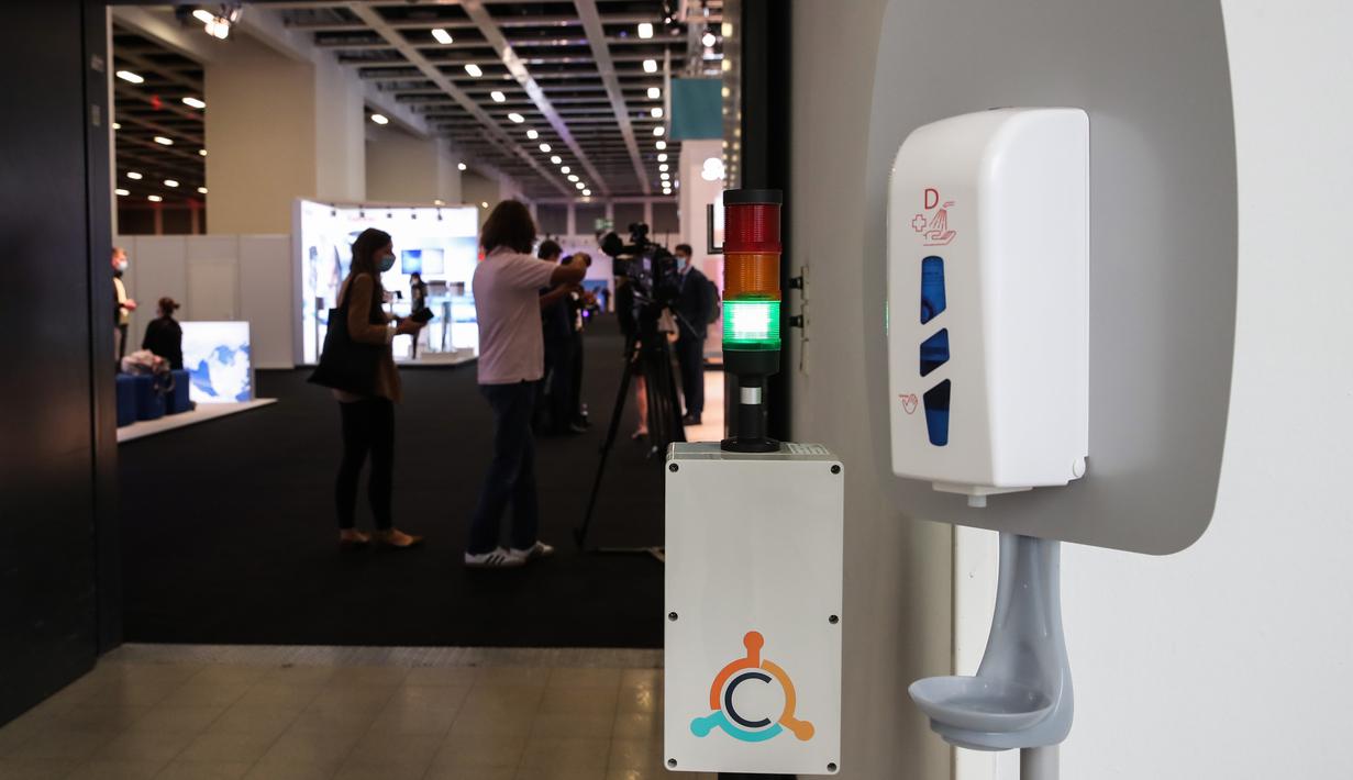 Cairan pembersih tangan dan indikator jumlah pengunjung di luar area ekshibisi dalam pameran IFA 2020 di Jerman pada 3 September 2020. Pameran perdagangan teknologi itu dibuka di Berlin pada Kamis (3/9) dengan skala yang diperkecil akibat krisis virus corona yang masih berlangsung (Xinhua/Shan Yuqi)
