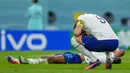 Reaksi penyerang Inggris Harry Kane setelah kalah atas Prancis pada laga perempat final Piala Dunia 2022, Minggu (11/12/2022) dini hari WIB. Kandasnya The Three Lions di turnamen akbar empat tahunan tersebut juga diwarnai kegagalan penalti Harry Kane. (AP Photo/Natacha Pisarenko)