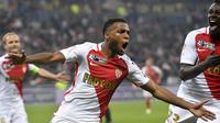 Pemain AS Monaco, Thomas Lemar (tenagah) saat merayakan golnya ke gawang aris Saint-Germain pada ajang Final Piala Prancis di Parc Olympique Lyonnais stadium, Lyon, (01/4/2017). (EPA/Christophe Petit)
