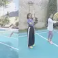 Momen Fuji belajar wushu bareng Krisdayanti. (Sumber: YouTube/Fuji an)