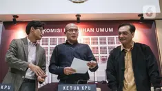 Ketua Komisi Pemilihan Umum (KPU) Republik Indonesia, Hasyim Asy'ari (tengah) saat memberikan keterangan terkait perkembangan proses Pemilu 2024 di Gedung KPU RI, Jakarta, Selasa (26/2/2024). (Liputan6.com/Angga Yuniar)