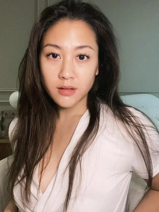 <p>Bahkan dengan rambut yang terurai, berhasil sajikan tampilan look yang natural. [Foto: Instagram/ Sherina]</p>