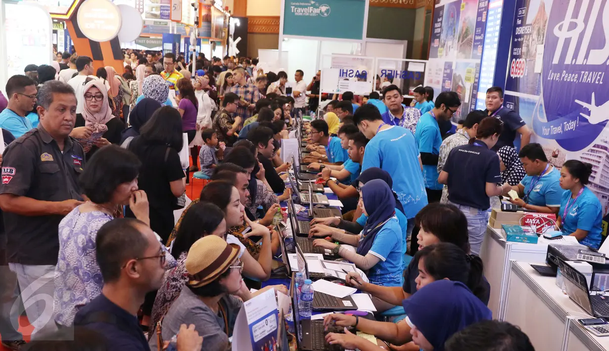 Pengunjung mengantre di GATF 2017 fase 1 di JCC, Jakarta, Jumat (10/3). GATF 2017 berlangsung 10-12 Maret 2017, GATF kali ini (digelar) kesembilan kalinya. (Liputan6.com/Angga Yuniar)