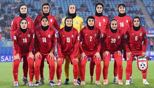 Para pemain Iran berpose untuk foto tim menjelang pertandingan Piala Asia Wanita antara Iran dan Filipina di Robina, Australia, Minggu, 8 Maret 2026. (Dave Hunt/AAPImage via AP,File)