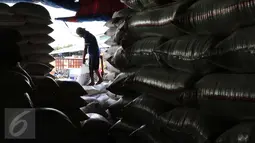 Pekerja memasukkan beras ke dalam karung di Pasar Induk Cipinang, Jakarta, Selasa (5/1/2016). Pasokan dan harga beras di Pasar Induk Cipinang pada awal 2016 masih stabil. Stok beras di gudang saat ini sekitar 40 ribu ton. (Liputan6.com/Angga Yuniar)