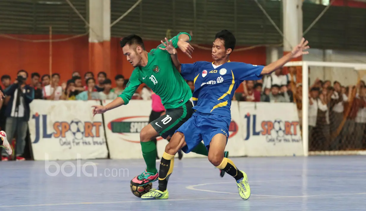 Pemain Timnas Futsal Indonesia, Andri Kurniawan (kiri) saat berebut bola dengan pemain Antam FC pada laga uji coba di Tifosi Sport Center, Jakarta Timur, (13/1/2017). Timnas Futsal menang 5-2. (Bola.com/Nicklas Hanoatubun)
