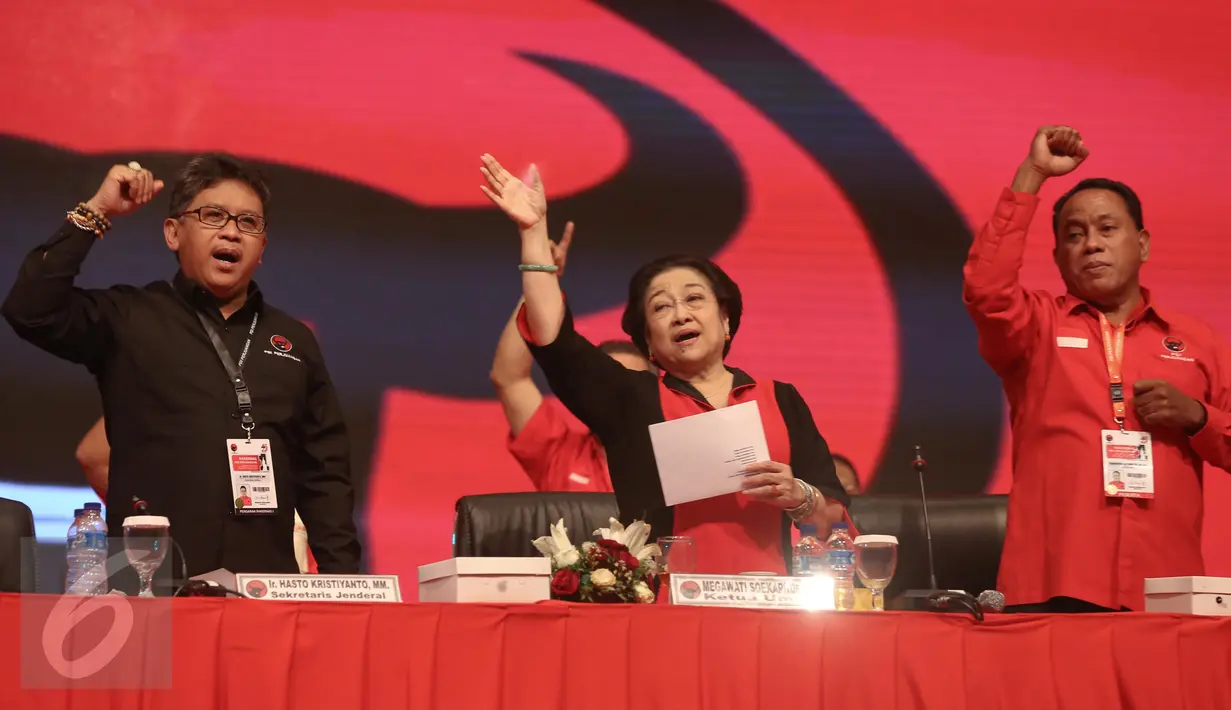Megawati Soekarnoputri bersama sejumlah pengurus PDIP saat penutupan Rakernas I PDIP di Jakarta, Selasa (12/1/2016). PDIP melontarkan gagasan tentang pentingnya haluan negara dalam proses pembangunan jangka panjang Indonesia. (Liputan6.com/Faizal Fanani)