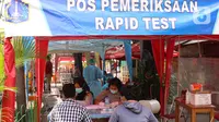 Petugas mendata penumpang bus AKAP yang baru tiba sebelum melakukan tes cepat antigen COVID-19 di terminal Kalideres, Jakarta Barat, Senin (17/5/2021). Menyambut arus balik mudik Lebaran, Terminal Kalideres mendirikan posko tes antigen bagi penumpang. (Liputan6.com/Angga Yuniar)