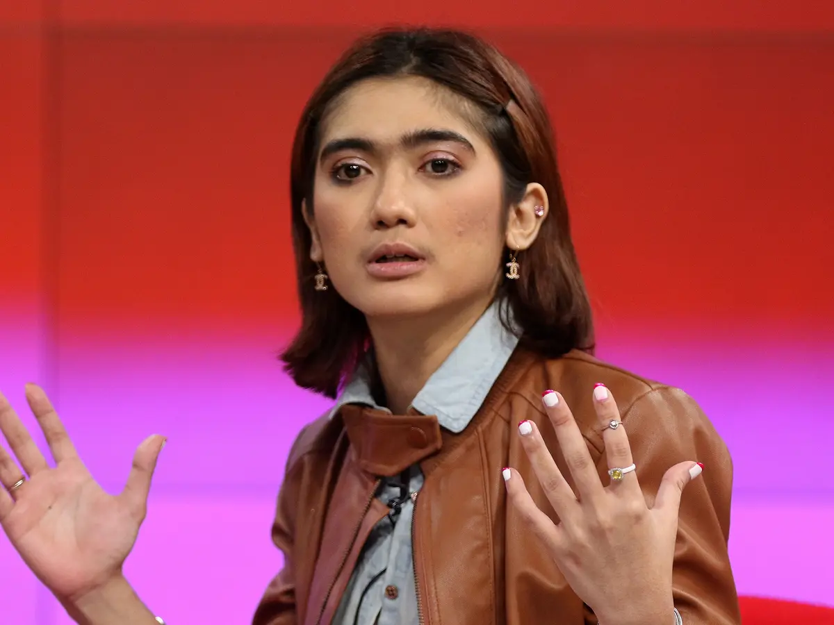 Sudah Berusia 30, Revi Mariska Masih Bergaya Alay - ShowBiz Liputan6.com