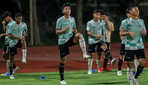 Kapten Timnas Indonesia U-16, I Putu Panji Apriawan, saat menjalani sesi latihan terakhir di Stadion UNS, Solo, Minggu (39/6/2024), jelang laga semifinal Piala AFF U-16 2024. (Bola.com/Radifa Arsa)