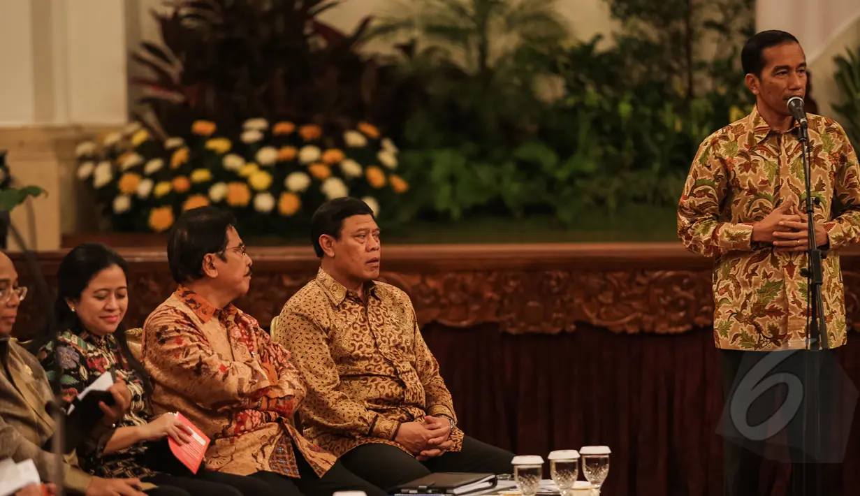 Presiden Joko Widodo memberikan pidato saat Sidang Kabinet Paripurna di Istana Negara, Jakarta, Senin (13/4/2015). Agenda tersebut membahas RKP 2016 dan pengarahan kepada menteri kabinet kerja. (Liputan6.com/Faizal Fanani)
