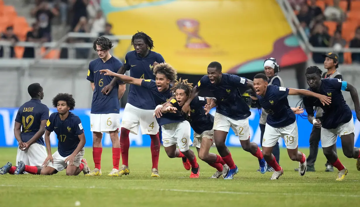 Hingga waktu pertandingan usai skor tetap imbang 0-0 dan laga dilanjutkan dengan adu penaliti. (AP Photo/Dita Alangkara)