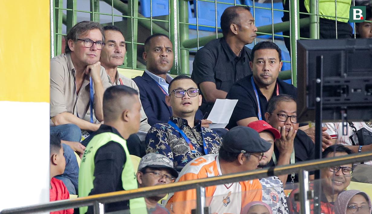 Pelatih kepala Timnas Indonesia, Patrick Kluivert (tengah) bersama asisten pelatih Alex Pastoor (kiri), Gerald Vanenburg (kedua kiri), dan Denny Lanzaat menyaksikan laga Persija Jakarta melawan PSBS Biak dalam laga lanjutan BRI Liga 1 2024/2025 di Stadion Patriot Candrabhaga, Bekasi, Minggu (02/02/2025). (Bola.com/Bagaskara Lazuardi)