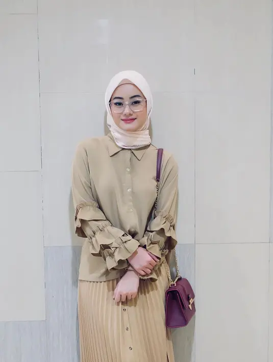 "Mindset aku berubah total, 'ayo Dinda semangat, kayaknya kamu harus cari uang bantu-batu buat papa cuci darah seminggu dua kali'," tutur Dinda Hauw. (Instagram/dindahw)