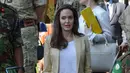 Para remaja yang didatangi Jolie kebanyak sedang berada dalam kondisi hamil dan habis melahirkan, mereka adalah para korban pemerkosaan. Mengunjungi para pengungsi, Jolie pun juga bahagia. (AFP/Bintang.com)