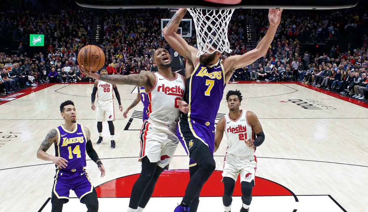 Pebasket Portland Trail Blazers, Damian Lillard, berusaha memasukkan bola saat melawan Los Angeles Lakers di Moda Center, Sabtu 928/12). LA Lakers menang 128-120 atas Portland Trail Blazers. (AP/Craig Mitchelldyer)