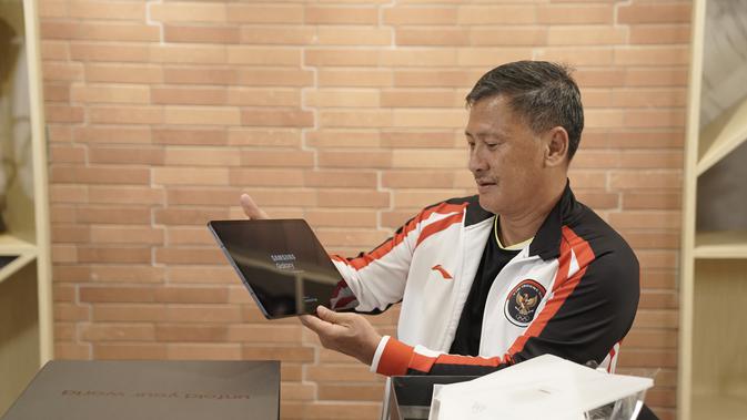 Pelatih Anthony Sinisuka Ginting, Hendri Saputra, mendapatkan tablet Galaxy Tab S7 FE dari Samsung atas upayanya mengantarkan anak didiknya menjadi peraih medali Olimpiade. (Foto: Samsung Indonesia).