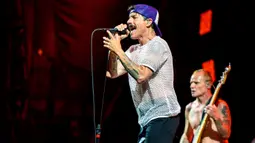 Vokalis dan basis grup band rock Red Hot Chili Peppers (RHCP), Anthony Kiedis (kiri) dan Flea (kanan) saat tampil di Soldier Field, Chicago, Amerika Serikat, 19 Agustus 2022. Red Hot Chili Peppers bergabung dengan tamu spesial seperti The Strokes dan Thundercat. (Photo by Rob Grabowski/Invision/AP)