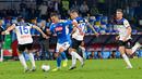 Pemain Atalanta, Marten de Roon berebut bola dengan striker Napoli, Arkadiusz Milik dalam laga pekan kesepuluh Liga Italia di Stadion San Paolo, Naples, Rabu (30/10/2019). Napoli dipaksa bermain imbang 2-2 oleh Atalanta. (Ciro Fusco/ANSA via AP)