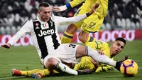 Pemain Juventus Federico Bernardeschi dan pemain Chievo Sofian Kiyine berebut bola pada laga pekan ke-20 Serie A di Allianz Stadium, Senin (21/1). Juventus berhasil memantapkan posisi di puncak klasemen setelah menggilas Chievo 3-0. (Marco BERTORELLO/AFP)