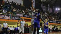 Pemain Satria Muda Pertamina Jakarta Elijah Johad Foster melakukan lay up dengan dibayangi pemain Bali United Basketball Rico Aditya Putra di playoff IBL 2023 di GOR Merpati Denpasar. (Alit Binawan/Bola.com)