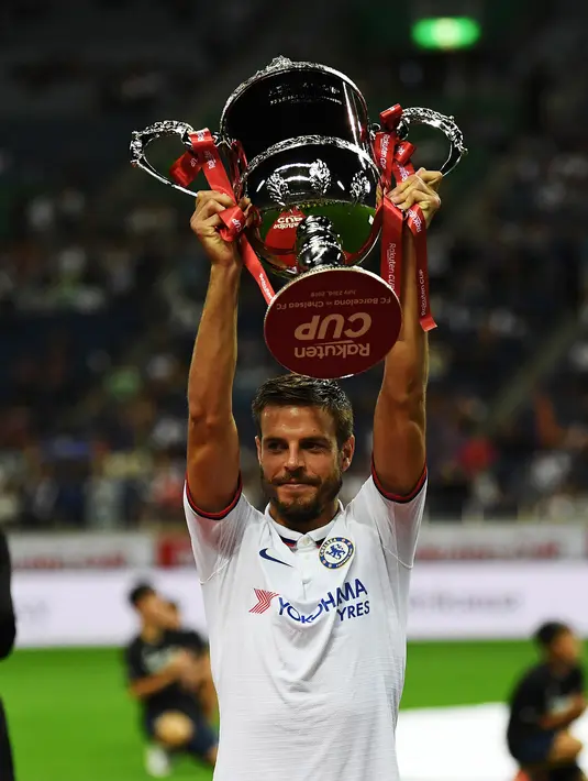 Bek sekaligus kapten Chelsea Cesar Azpilicueta mengangkat trofi Piala Rakuten usai mengalahkan Barcelona pada perdana pramusim di Saitama Stadium 2002, Saitama, Selasa (23/7/2019). Chelsea menang tipis 2-1 atas Barcelona. (AFP Photo/Charly Triballeau)