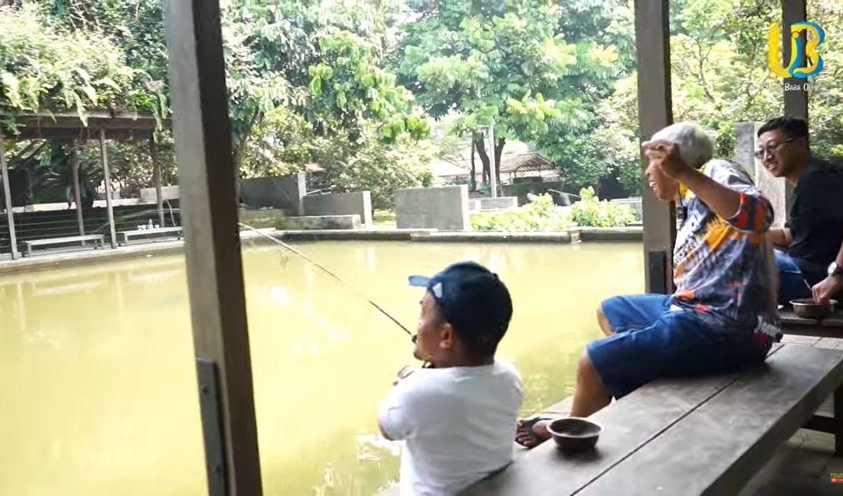 Ucok Baba dan Kiwil mulai memancing. Tak lama kemudian, umpan dari pancingan Ucok Baba langsung disambar ikan.<br>