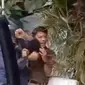 Aksi pemotor memiting leher pemobil itu terekam video dan viral di media sosial. (Foto: Tangkapan layar video yang viral di media sosial).
