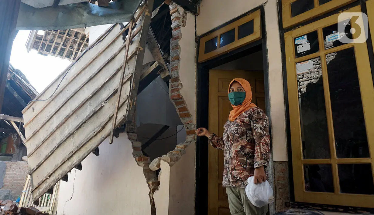 Warga RT5 RW1, Wahyuni menunjukkan kondisi rumahnya yang rusak akibat gempa di Dusun Krajan, Majangtengah, Dampit, Kabupaten Malang, Minggu (11/4/2021). Sejumlah rumah yang rusak berat terpaksa dirobohkan untuk meminimalisir adanya korban jika terjadi gempa susulan. (merdeka.com/Nanda F. Ibrahim)