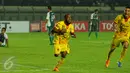 Gelandang Sriwijaya FC, Yohanis Nabar (tengah) berlari usai mencetak gol ke gawang PS TNI pada lanjutan laga Turnamen Piala Bhayangkara di Stadion Si Jalak Harupat, Bandung, Minggu (20/3/2016). Sriwijaya FC unggul 2-1. (Liputan6.com/Helmi Fithriansyah)