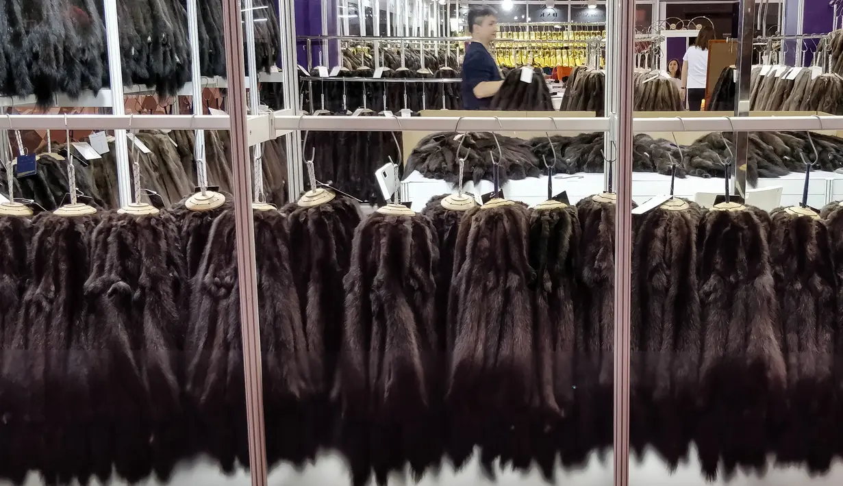 Deretan pakaian yang terbuat dari bulu binatang dipamerkan di Hong Kong International Fur and Fashion Fair di Hong Kong, Sabtu (24/2). (VIVEK PRAKASH/AFP)