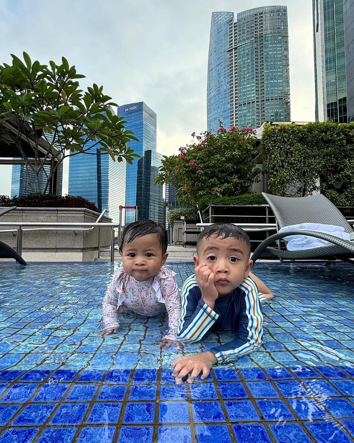 Potret Rayyanza Berenang Bareng Lily, Ekspresinya Lucu dan Bikin Gemas