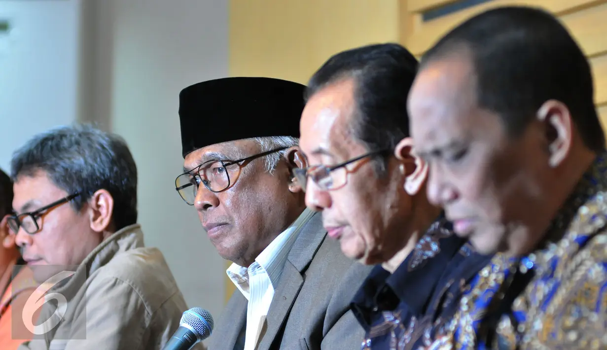 Sejumlah pimpinan KPK saat menggelar konferensi pers terkait rencana revisi UU No.30 th 2002 tentang KPK, Jakarta, Rabu (7/10/2015). KPK menolak tegas rencana revisi UU tersebut karena akan melemahkan KPK. (Liputan6.com/Andrian M Tunay)