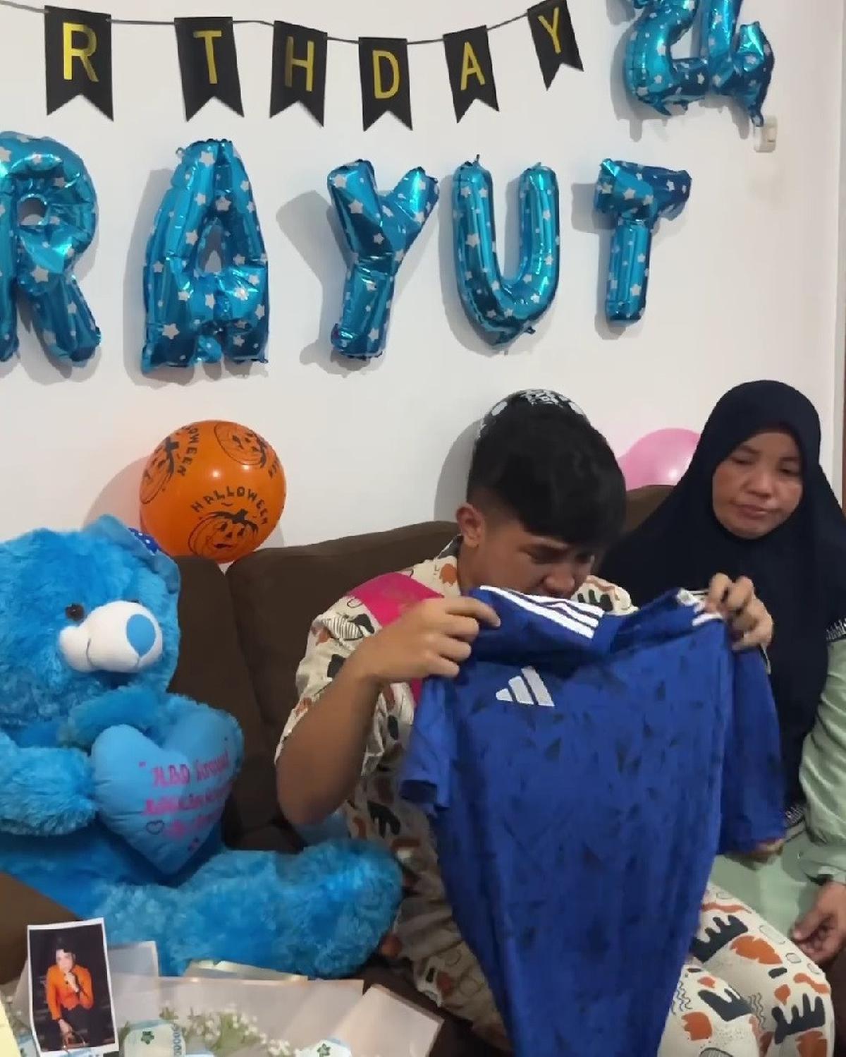 Potret Jirayut Dapat Kejutan Ulang Tahun dari Keluarga, Menangis Haru Baca Kartu Ucapan dan Dapat Kado
