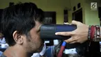 Petugas memindai retina salah satu warga yang membuat e-KTP saat Bina Kependudukan (Biduk) di Pal Putih, Kramat, Senen, Jakarta, Rabu (10/7/2019). Biduk ini digelar dalam rangka mendata warga pendatang pasca-Lebaran 2019. (merdeka.com/Iqbal Nugroho)