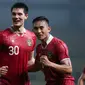 Selebrasi pemain Timnas Indonesia, Rizky Ridho (kanan) bersama rekannya Elkan Baggott setelah mencetak ogl ketiga ke gawang Burundi pada laga pertama persahabatan FIFA Matchday di Stadion Patriot Candrabhaga, Bekasi, Sabtu (25/3/2023) malam WIB. (Bola.com/Bagaskara Lazuardi)