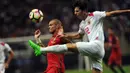 Bek Portugal, Pepe, berebut bola dengan pemain Gibraltar, Jayce Mascarenhas-Oliviero. Pada laga ini Portugal tampil dengan formasi 4-3-3 sementara Gibraltar tampil bertahan dengan skema 4-5-1. (AP/Paulo Duarte)