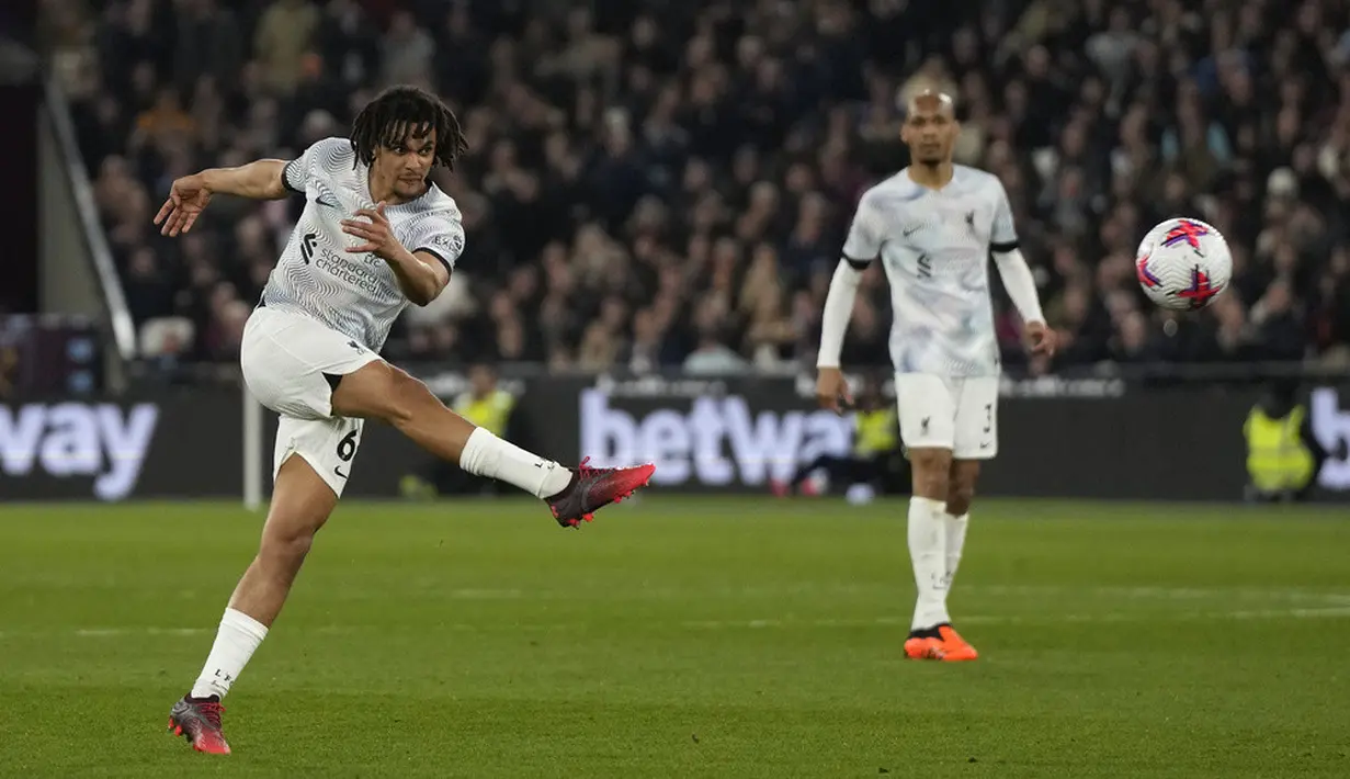 <p>Hasil itu membuat Liverpool mendekati lima besar klasemen Liga Inggris. (AP Photo/Alastair Grant)</p>