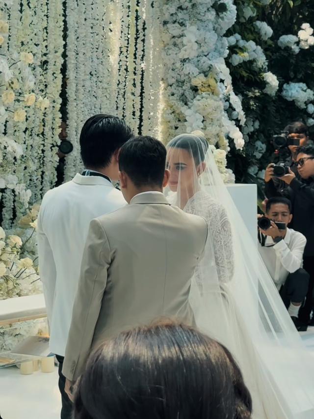 Amanda Manopo mengenakan veil panjang di hari pernikahannya. [@amandazevannya]