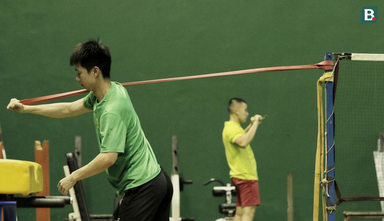 Tim ganda putra Indonesia, Kevin Sanjaya/Marcus Gideon, saat latihan fisik di Pelatnas Bulutangkis, Cipayung, Jakarta, Senin (7/5/2018). Latihan tersebut untuk persiapan jelang Piala Thomas pada 20-27 Mei 2018 di Thailand. (Bola.com/M Iqbal Ichsan)