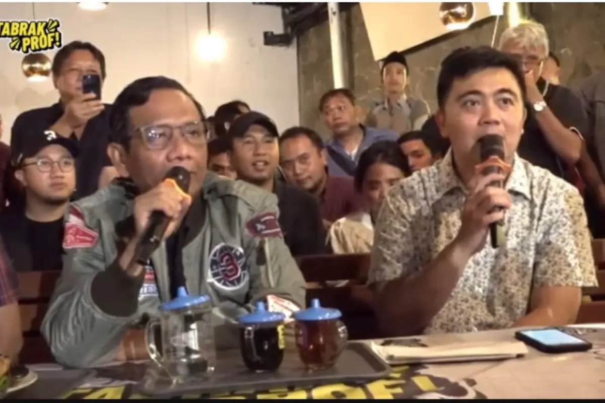 Calon Wakil Presiden (cawapres) nomor urut 03 Mahfud Md melakukan tanya jawab dengan pendukungnya dalam acara Tabrak Prof! di Semarang, Jawa Tengah, Selasa (23/1/2024).