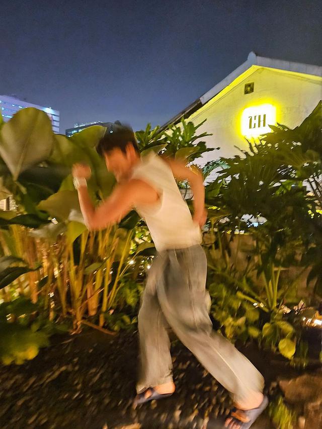 6 Gaya Ji Chang Wook Terkena Angin Jakarta, Melokal Main ke Blok M Pakai Kutang