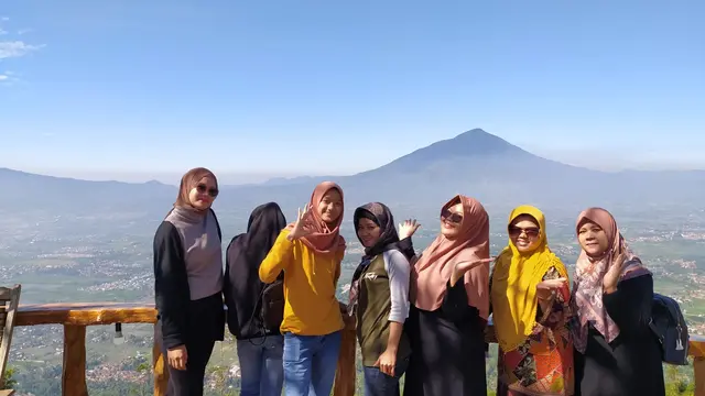 Beberapa pengunjung emak-emak tengah menikmati view topping awan dan pesona Garut dari ketinggian di Bukit Intan Dewata, Garut, Jawa Barat.