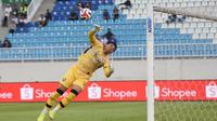 Kiper Adi Satryo menjalani debut di Arema saat menjamu PSBS Biak pada pekan pertama BRI Super League 2025/2026 di Stadion Kanjuruhan, Kabupaten Malang, Senin (11/8/2025). (Bola.com/Iwan Setiawan)
