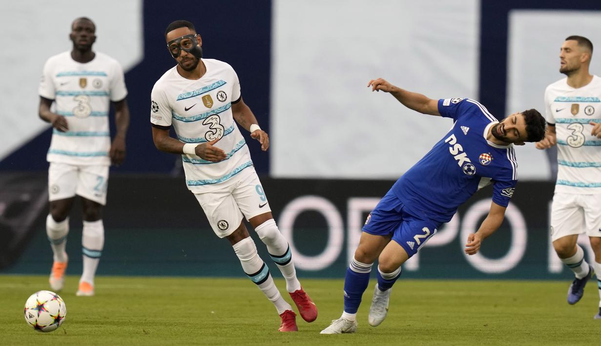 Aubameyang mengenakan topeng sepanjang berlaga di lapangan dalam debutnya tersebut. Topeng ia gunakan karena masih menjalani pemulihan rahangnya yang patah akibat dipukul besi oleh pencuri yang membobol rumahnya di Barcelona, baru-baru ini. (AP Photo/Darko Bandic)