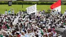 Massa Demo 2 Desember memadati lapangan Monas, Jakarta, Jumat (2/12). Aksi untuk menuntut ditangkapnya Gubernur DKI Jakarta nonaktif Basuki Tjahaja Purnama atas dugaan penistaan agama. (Liputan6.com/Faizal Fanani)